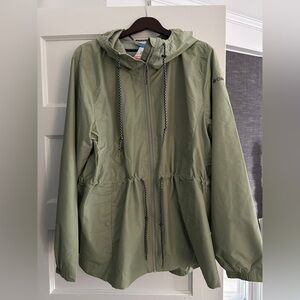 NWT. Columbia Women's Rain Coat Light Jacket - Light Olive Green Army Green